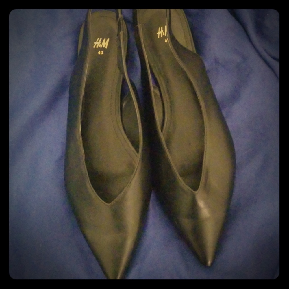Black pointed shoes